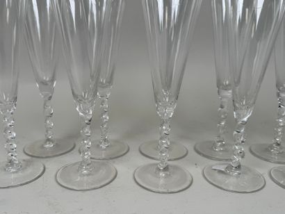 SEVRES.
Série de 13 flûtes à champagne en...