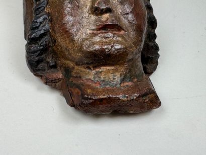 Élément en bois sculpté et patiné figurant...