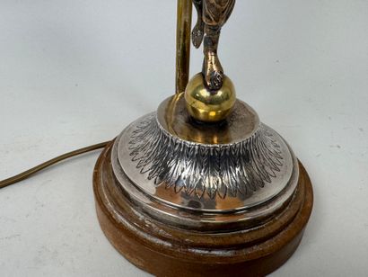 Lampe en métal argenté et bronze doré à décor...