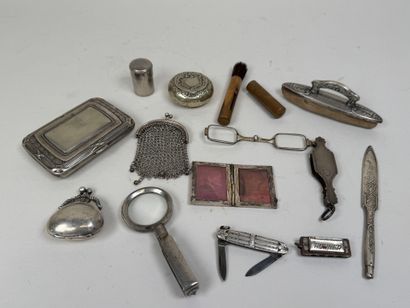Lot d'objets de vitrine en argent et métal...