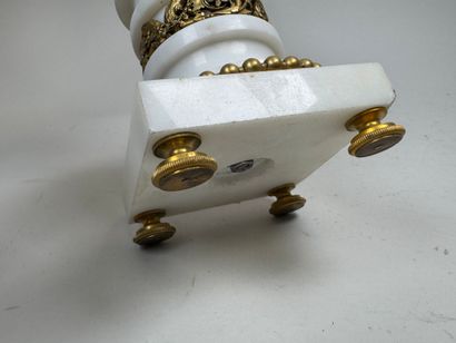 Flambeau à trois bras de lumière en albâtre...