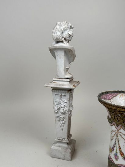 Lot comprenant :
- un vase en porcelaine...