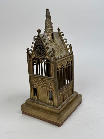 Petite châsse reliquaire en bronze doré,...