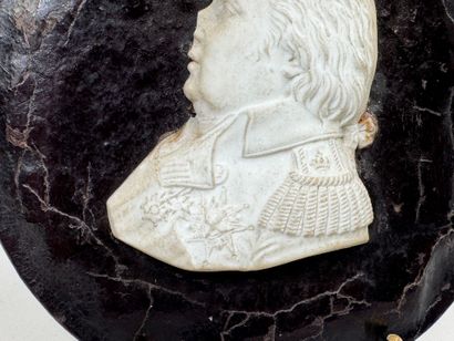 École XIXe.
Profil de Louis XVIII.
Miniature...