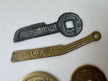 ASIE, XXe.
Quatre éléments en bronze ou laiton,...