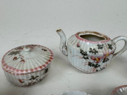 Lot comprenant :
- 6 pièces de dinette de...