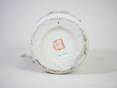 CHINE, vers 1900.
Verseuse en porcelaine...