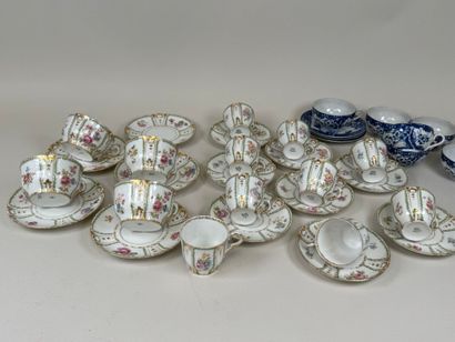GOA.
Partie de service à café et thé en porcelaine...