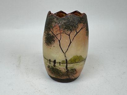 Vase en verre émaillé à décor de paysage...