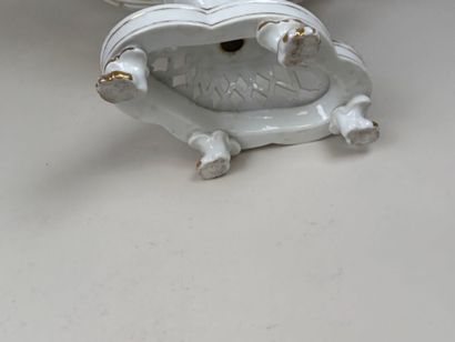 PARIS.
Corbeille ou coupe ajourée en porcelaine...