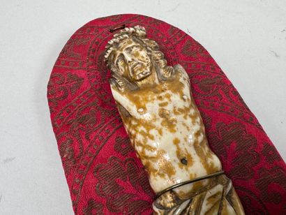 Christ en os.
H. 16 cm.
Présenté sur un support...