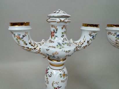 Paire de bougeoirs en porcelaine polychrome...