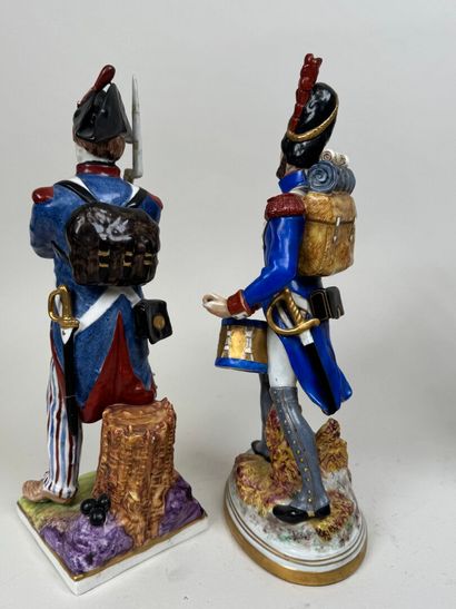 Deux sujets en porcelaine polychrome et or...