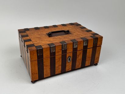 Coffret rectangulaire en bois de diverses...