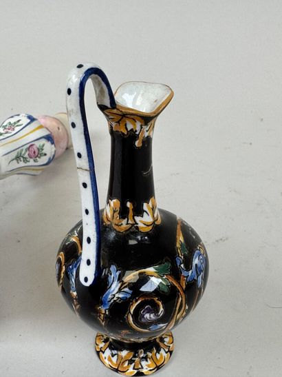 GIEN.
Paire de flambeaux en faïence polychrome...