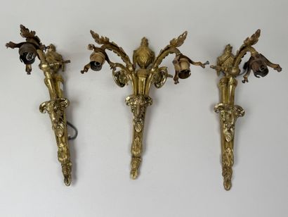 Trois appliques en bronze doré à décor de...