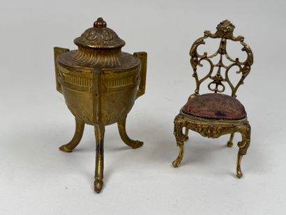 Ensemble pour couturière en régule et laiton...