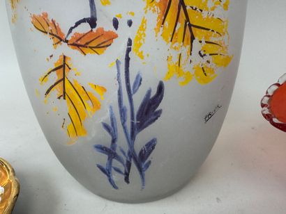 Important vase en verre satiné à décor peint...