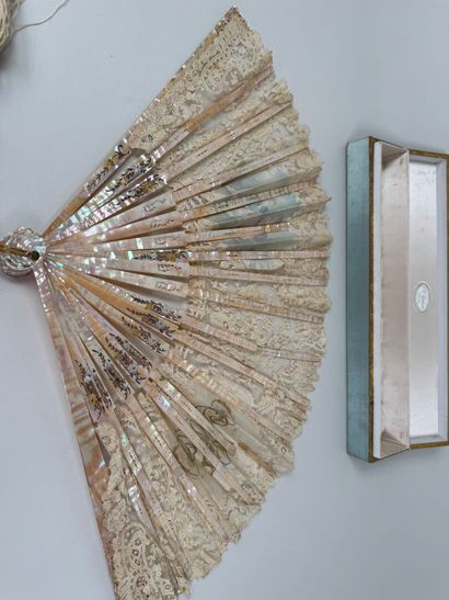 Éventail en nacre et dentelle à décor d'une...