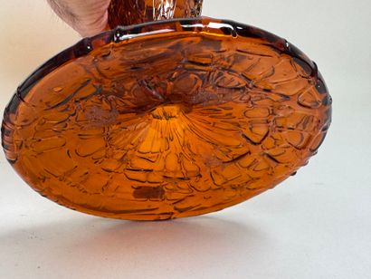 Lot comprenant :
- une coupe en marbre ou...