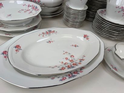 Partie de service de table en porcelaine...