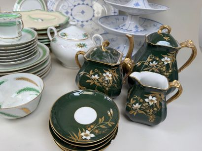 Important lot en porcelaine et faïence comprenant...