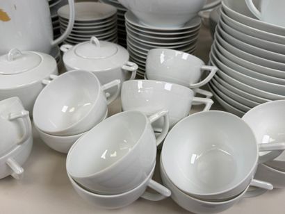 Important service de table en porcelaine...