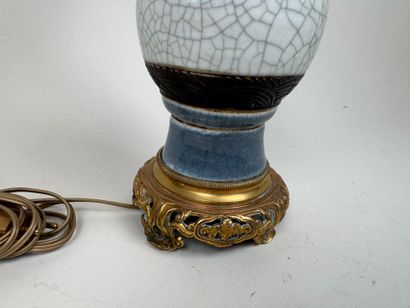 Lampe en céramique chinoise agrémentée d'une...