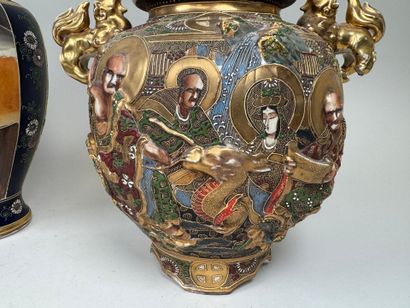 JAPON, SATSUMA , XXe. 
Paire de vases balustres...