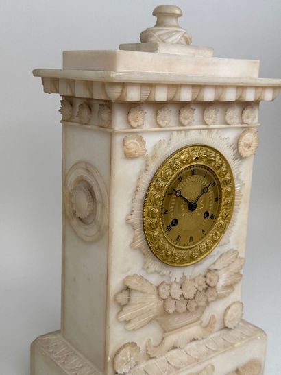 Pendule borne en albâtre sculpté et bronze...