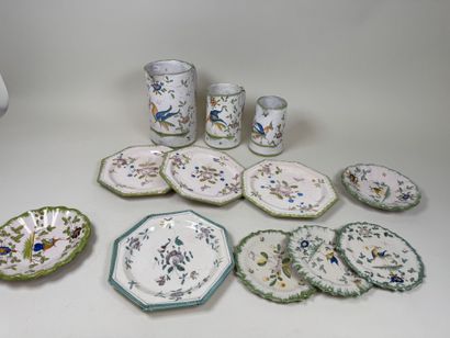 Lot en faïence polychrome à décor d'échassiers,...
