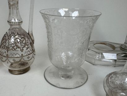 Important lot en cristal et verre comprenant...