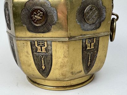 CHINE, XXe.
Cache-pot en bronze doré à décor...