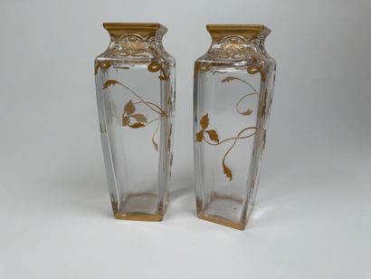Paire de vases en cristal à décor rehaussé...