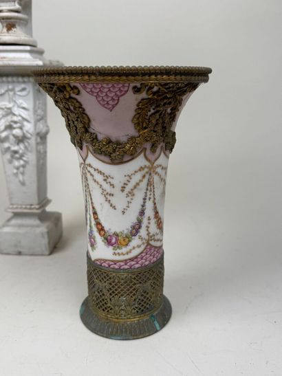 Lot comprenant :
- un vase en porcelaine...