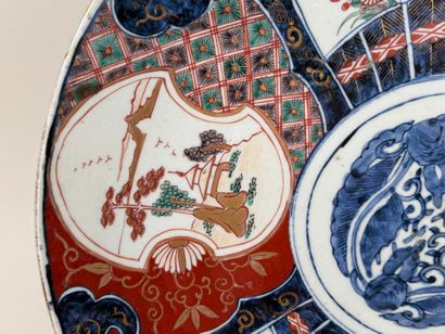 JAPON; IMARI.
Grand plat circulaire en porcelaine...