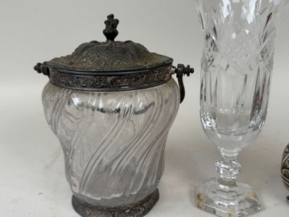 Lot comprenant :
- SEVRES.
vase sur pied...