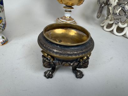 Petit lot en faïence et porcelaine polychrome...