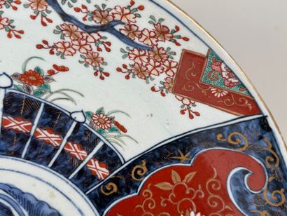 JAPON; IMARI.
Grand plat circulaire en porcelaine...