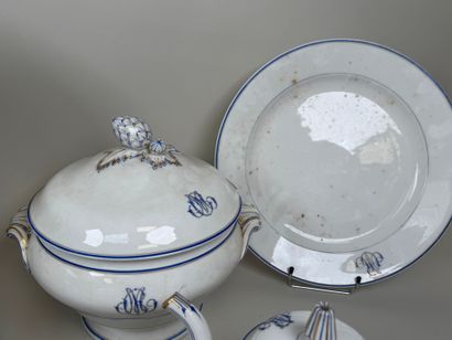 Lot comprenant :
- Série de 10 assiettes...