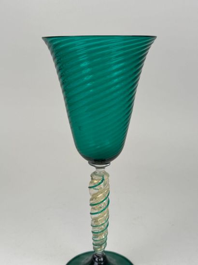 MURANO, XXe.
Grand verre sur pied en verre...