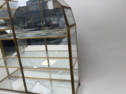 Trois petites vitrines de présentation en...