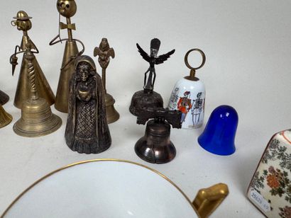 Collection de 12 cloches principalement en...
