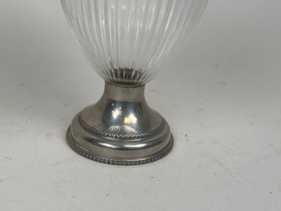 Aiguière en verre moulé-pressé, la monture...