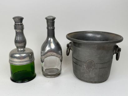 Lot en étain comprenant :
- un seau à champagne...