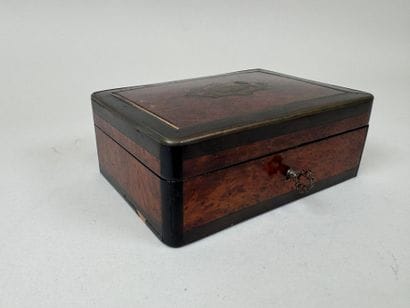 Coffret rectangulaire à bijoux en bois et...