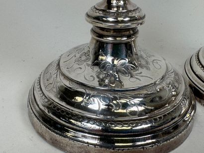 Paire de bougeoirs en bronze argenté et ciselé...