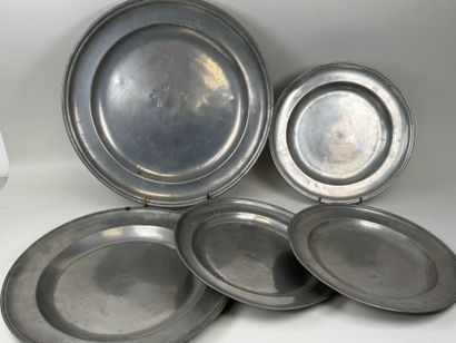 5 plats ou assiettes en étain.
Marquages...