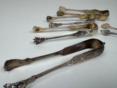 Five sugar tongs in 950/1000 silver, various...
