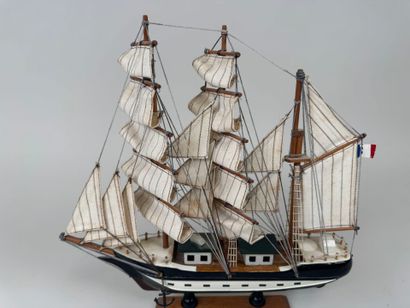 BELEM.
Petite maquette de bateau trois mats...